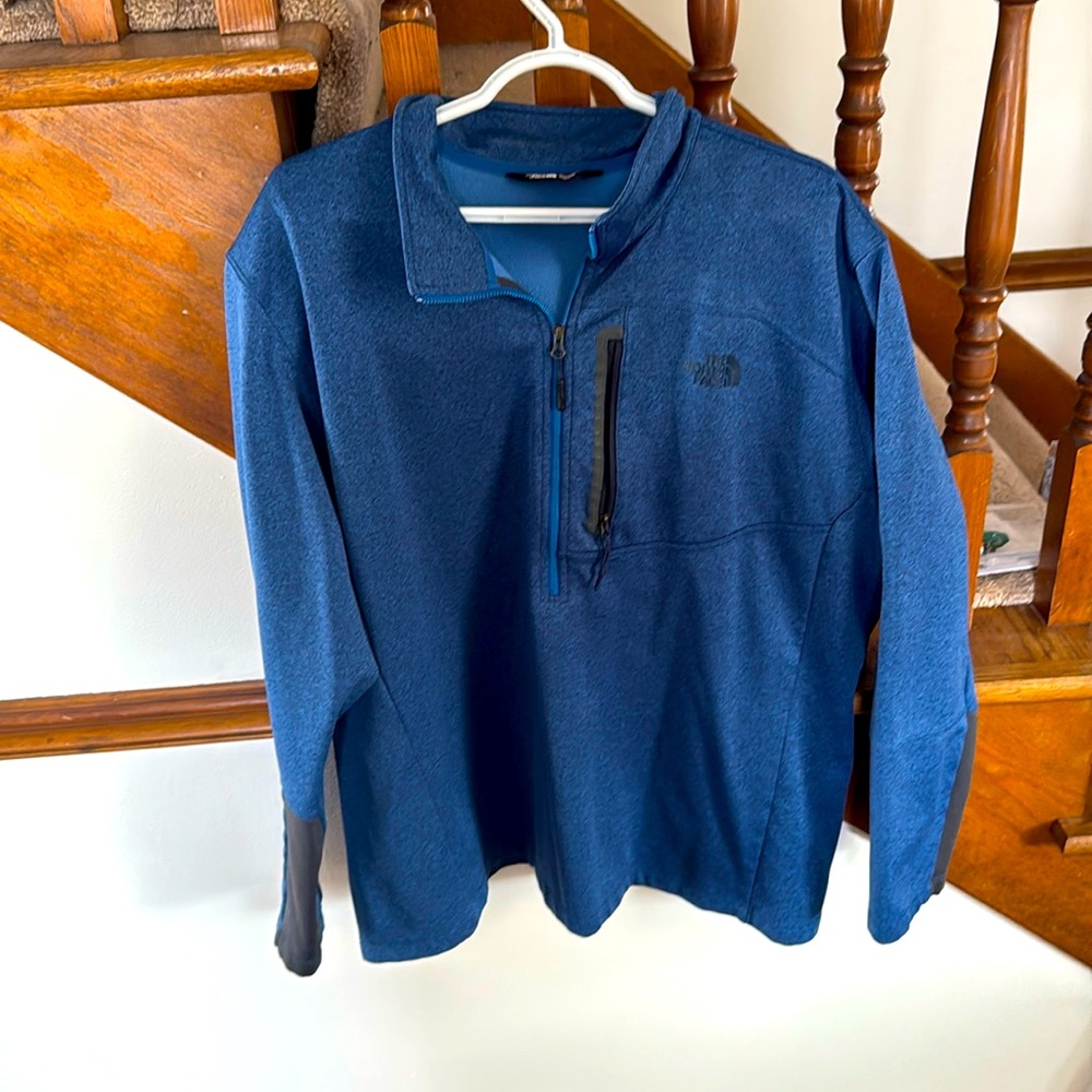 never been worn north face pull over